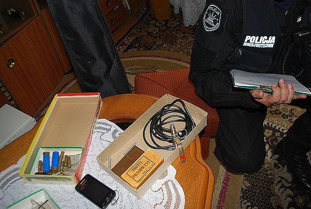 Ewakuacja 29 osób. Trotyl i ostra amunicja w mieszkaniu jednego z mieszkańców