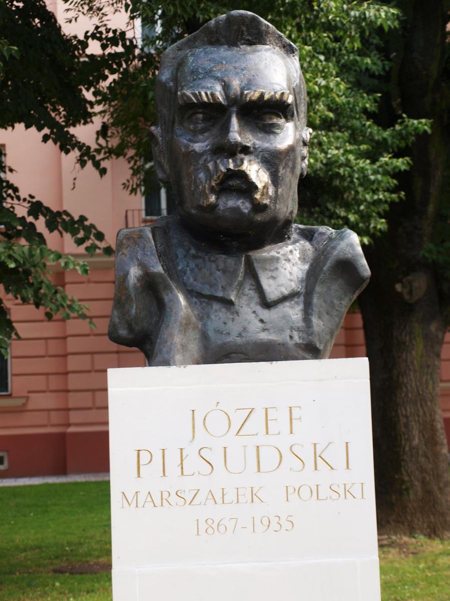 Nadal chcą przenieść marszałka