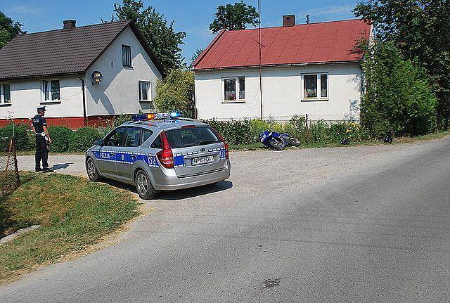 Motocykl uderzył w betonowy przepust. Ucierpiała 14-latka [ZDJĘCIA]