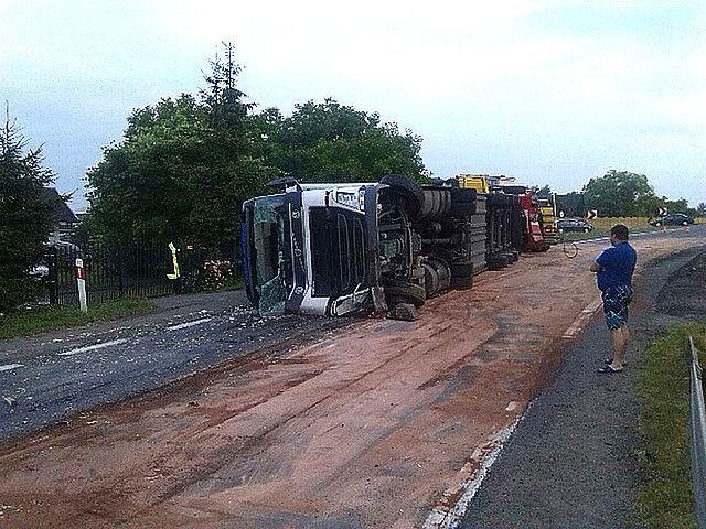 Tir przewrócił się na jezdnię. Droga zablokowana przez 8 godzin 