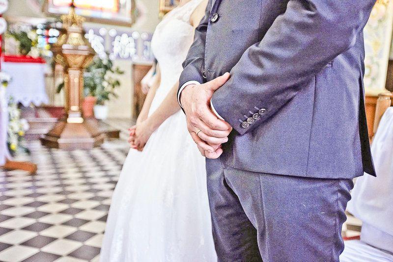 Okradają domy nowożeńców. Giną pieniądze, prezenty, nawet wódka