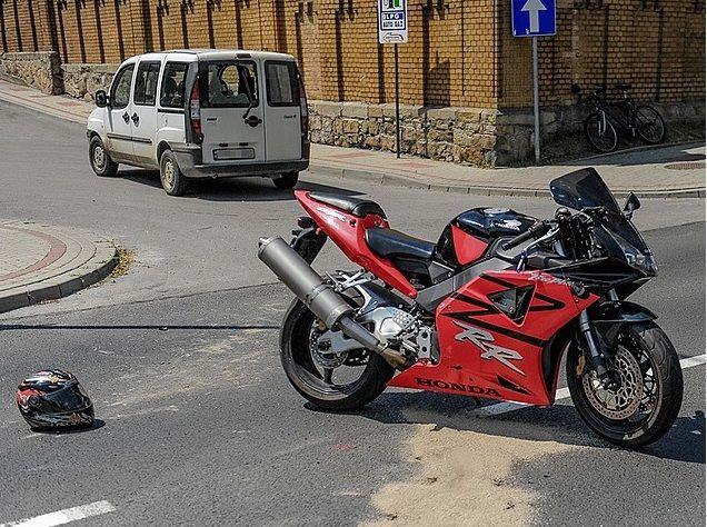 Motocyklista najechał na fiata doblo