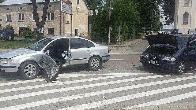 Zderzenie dwóch volkswagenów w Krzywczy. Ucierpiała 19-latka