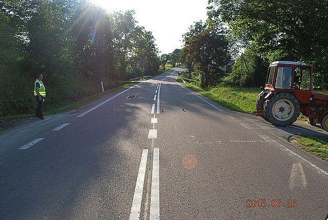 Zderzenie ciągnika z motocyklem. Ranny obywatel Niemiec