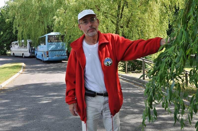 Zaniedbany parking, za wąskie uliczki. Miasto turystyczne wita!