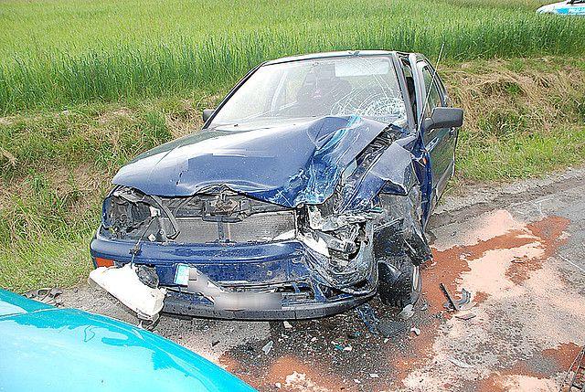 Czołowe zderzenie skody z volkswagenem. Dwie kobiety ranne