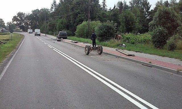 Rozpędzony pojazd wjechał w 2-konny zaprzęg. Strzaskał go doszczętnie [ZDJĘCIA]