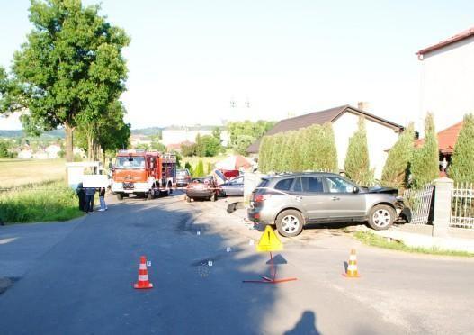 Wypadek z udziałem trzech pojazdów. Cztery osoby ranne