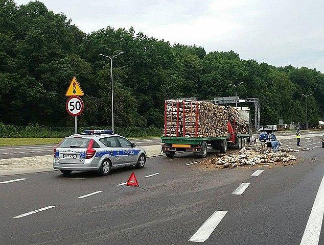 Drewno wysypało się na jezdnię. Pas Krakowskiej przez godzinę zablokowany