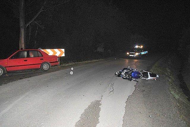 Motocyklista ucierpiał podczas zderzenia z osobówką