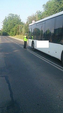 Policjanci zachęcają do kontroli stanu technicznego autokarów