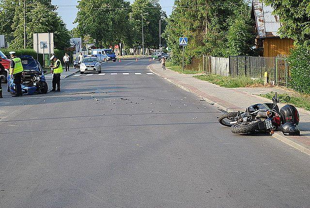 Zderzenie osobówki z motocyklem. Kierowca jednośladu w szpitalu