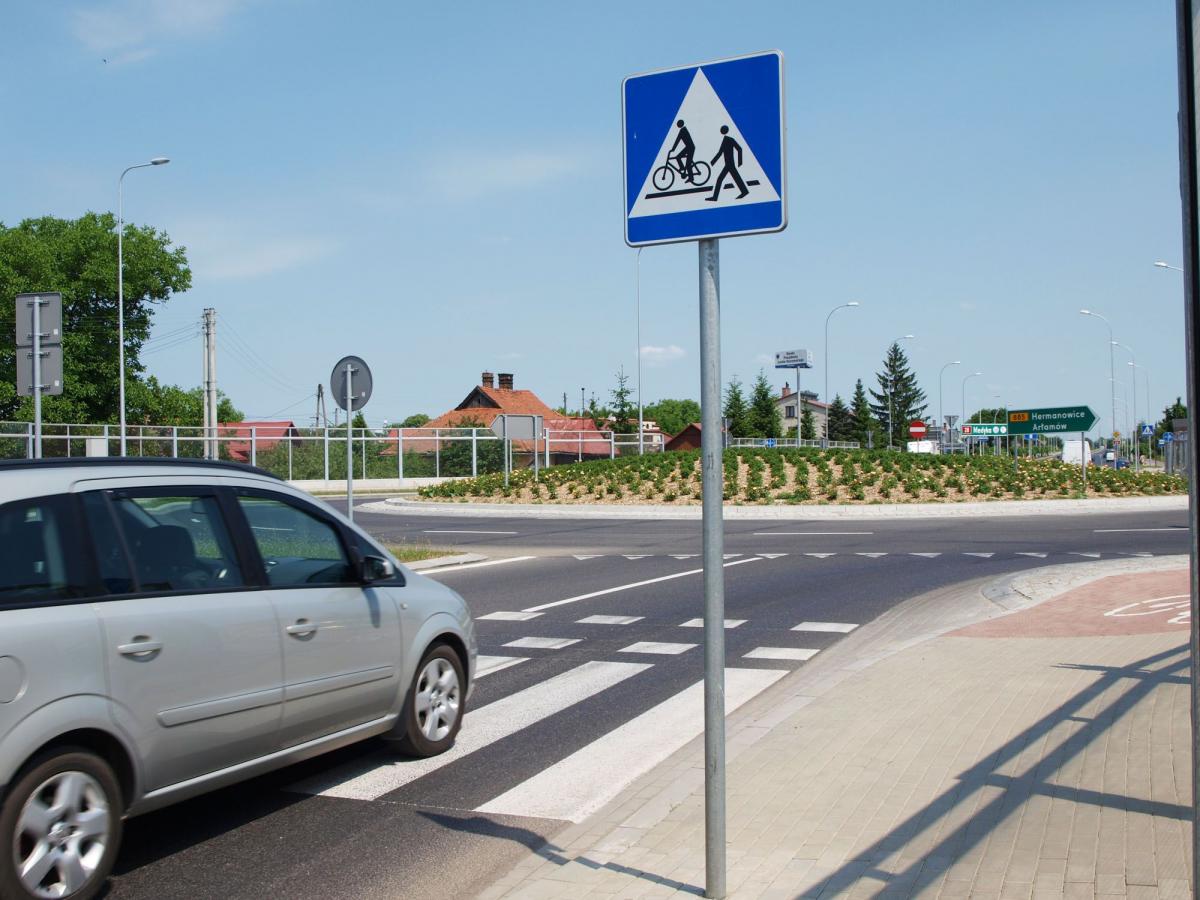 Kierowcy przejeżdżają pieszym po stopach