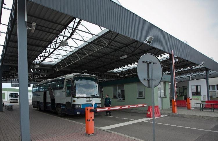 Autokary wypchane tytoniową kontrabandą