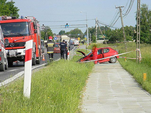 Potrąciła rowerzystę i pojechała dalej. 200 m dalej wylądowała w rowie [ZDJĘCIA]
