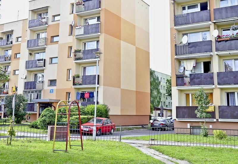 Młoda kobieta atakuje matki z dziećmi