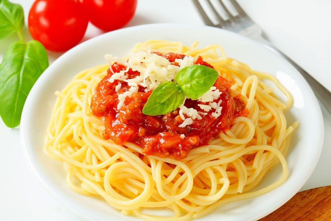 Spaghetti z tuńczykiem w sosie pomidorowym