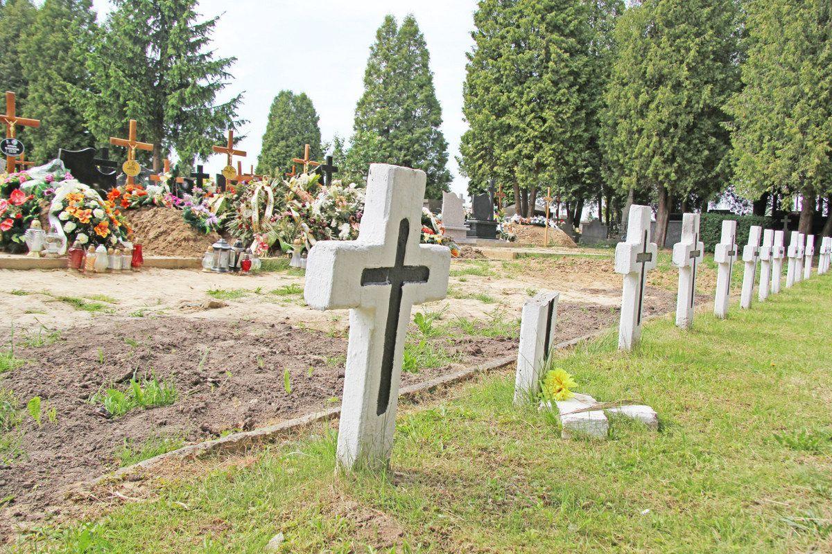 Szczątki poległych żołnierzy trzeba przesunąć. Brakuje miejsca na bieżące pochówki