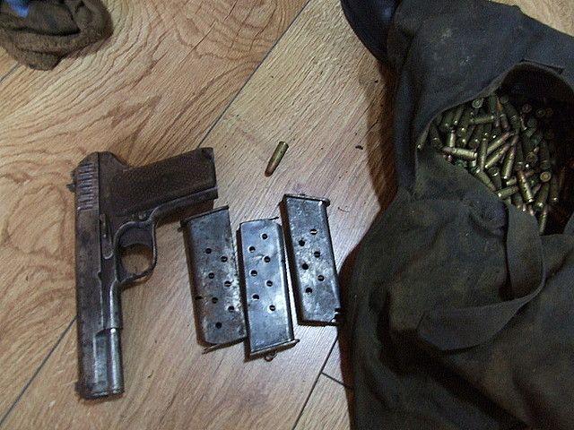 Przemyślanin podczas rozbiórki przedwojennego budynku znalazł pistolet z czasu wojny