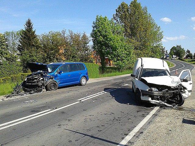 Czołowe zderzenie seata z volkswagenem. Kierowca ranny [zdjęcia]