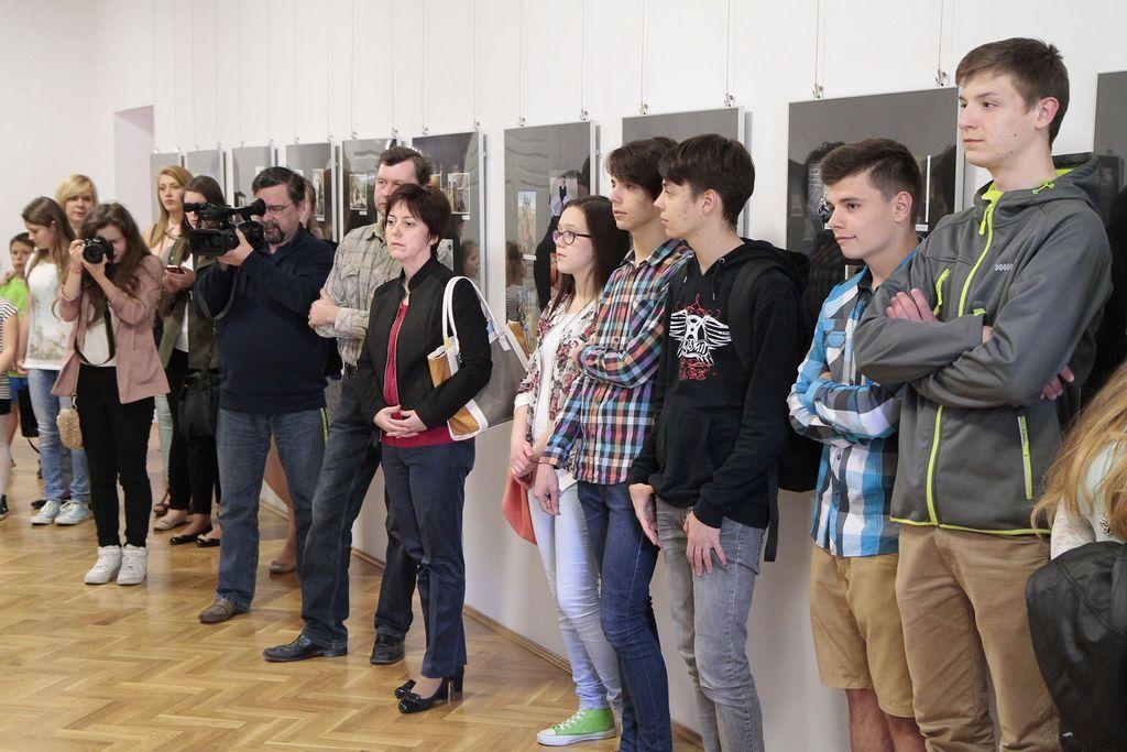 Kinga Radymska, Mikołaj Pipka i Joanna Wujec przyłapali na czytaniu przemyślan