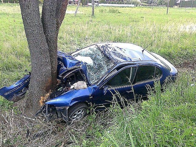 Seat wypadł z jezdni i uderzył w drzewo. Kierowca pijany. 2 osoby ranne