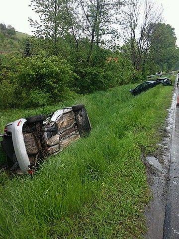 Zderzenie osobowych forda i bmw. Pojazdy wylądowały w rowie