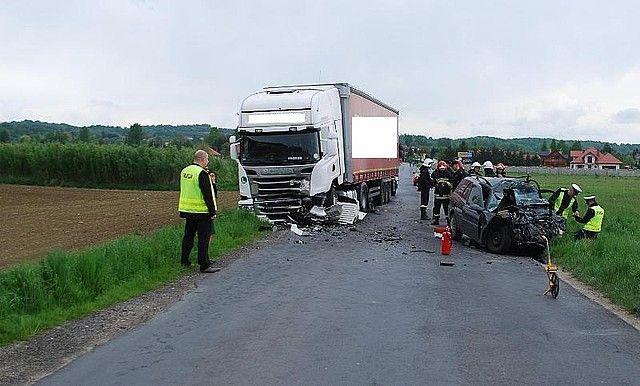 Tragiczny wypadek. Na miejscu zginął 54-letni kierowca opla