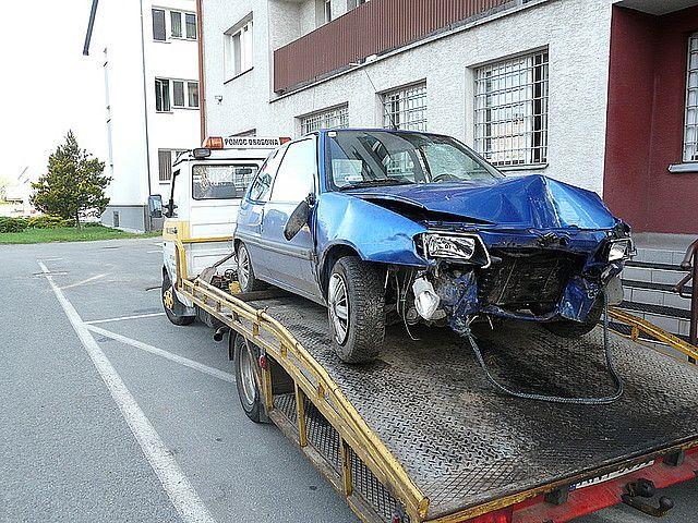 19-latek nie dojechał na maturę, bo uderzył w słup. Miał 2 promile