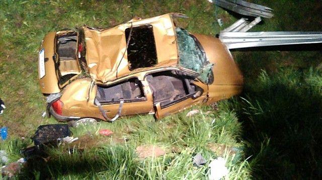 Renault dachował i wylądował w rowie. 3-osobowa rodzina w szpitalu [zdjęcia]