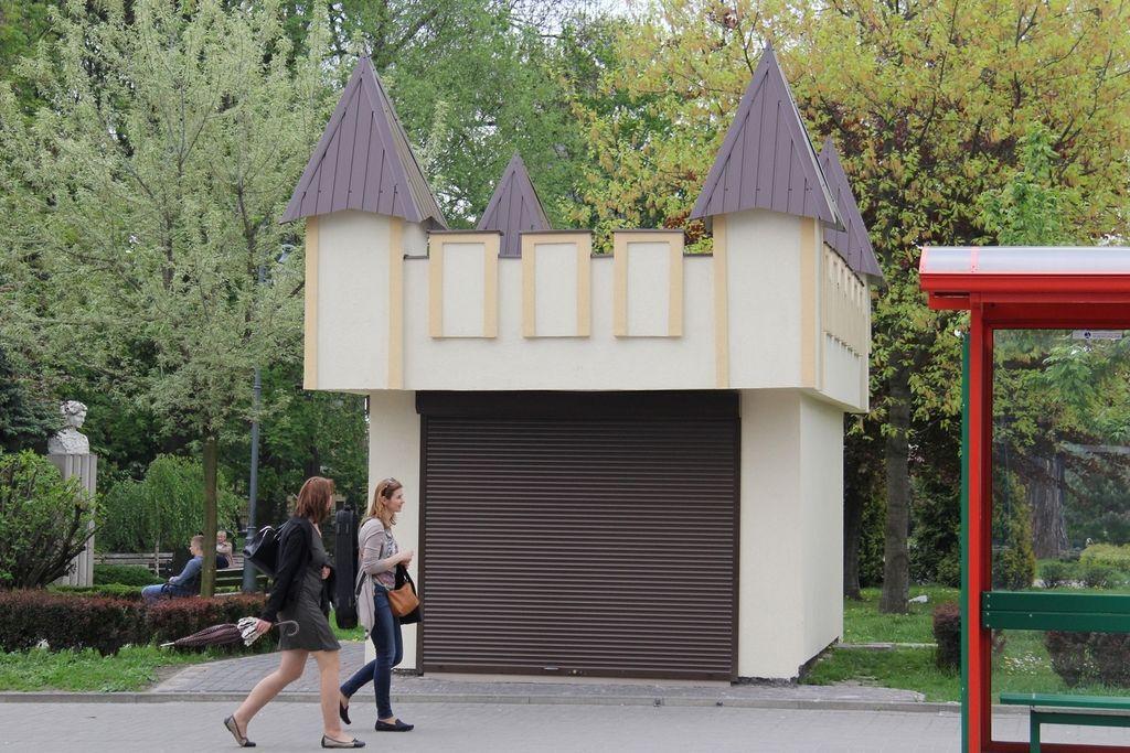 Nielegalne „coś” w stylu totalnego bezguścia w parku Baśki Puzon