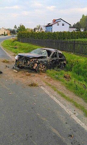 W groźnie wyglądającym wypadku ucierpiał 21-letni kierowca. Uderzył w betonowy przepust