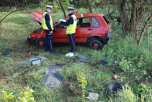 Samochód wpadł w poślizg i dachował. Ucierpiał 20-letni kierowca