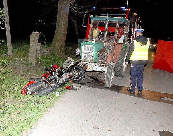 Tragiczny wypadek. Motocyklista zderzył się z traktorem. Zginął na miejscu