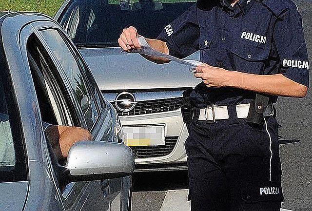 Z zakazem sądowym i bez uprawnień kierował autem