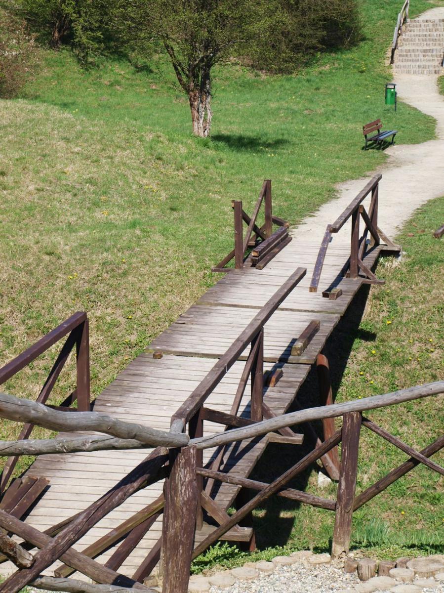 Zdezelowane kładki i mostki na Zniesieniu
