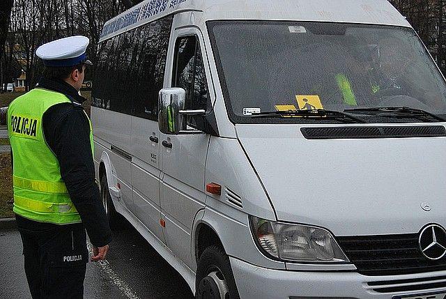 Policjanci kontrolują autobusy i ciężarówki