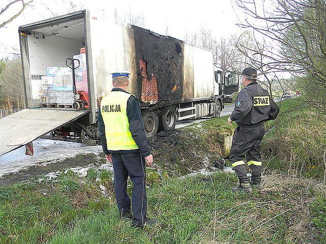 Ciężarówka zapaliła się w trakcie jazdy. Kierowca 