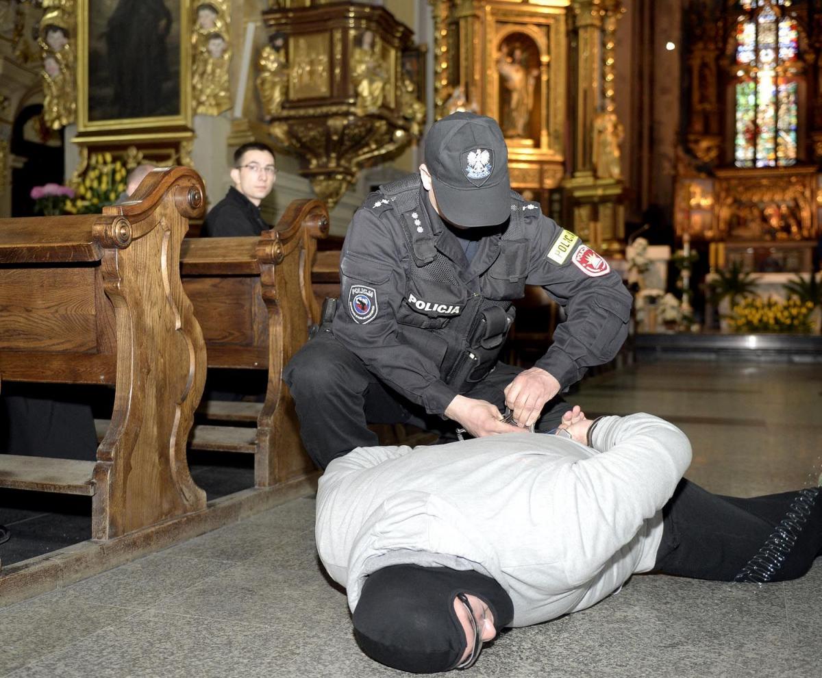 Ćwiczenia policji. Psychopata z nożem w kościele [zdjęcia]