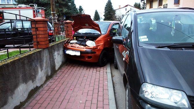 Wypadek na skrzyżowaniu. Zderzyły się trzy pojazdy