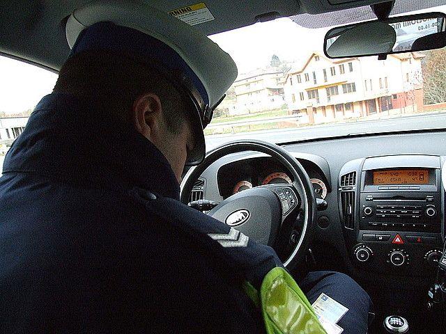 Dwoje dzieci, 6 i 10 lat, weszło wprost pod koła samochodu