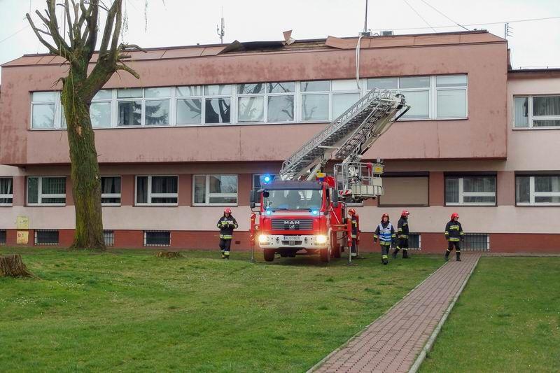 Wiatr zerwał dach na budynku poczty