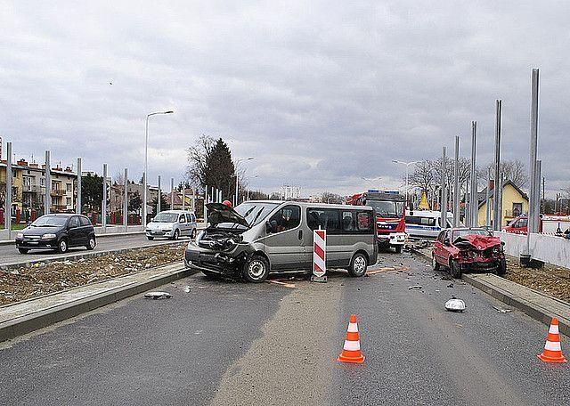 Czołówka opla i renault. Pięć osób trafiło do szpitala, w tym 4-latek