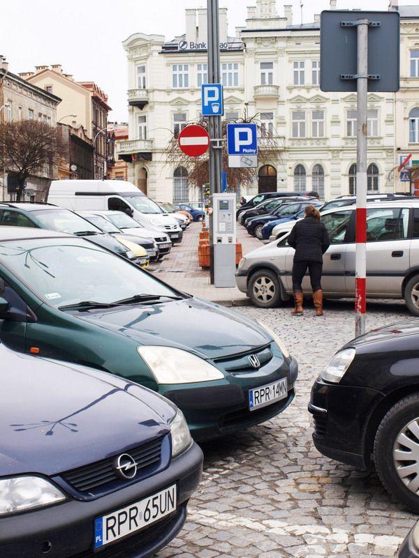Przemyskie zdzierstwo parkingowe? Mieszkańcy chcą zmiany opłat