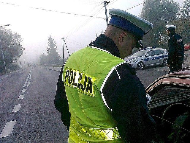 Zjechał na przeciwległy pas drogi i potrącił idącą poboczem pieszą