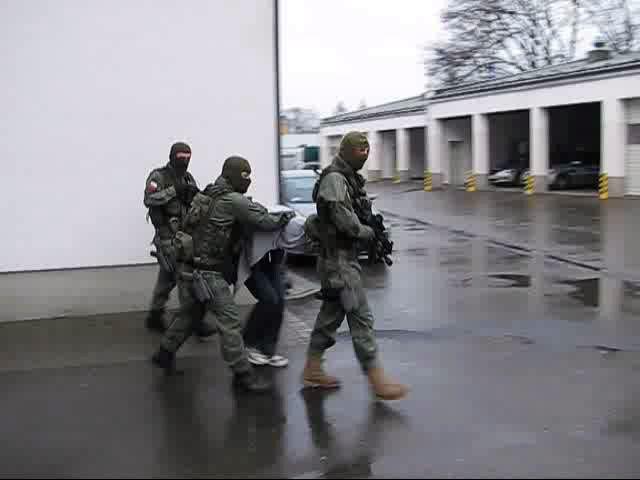 Pseudokibice w areszcie. Odpowiedzą za napad (video)