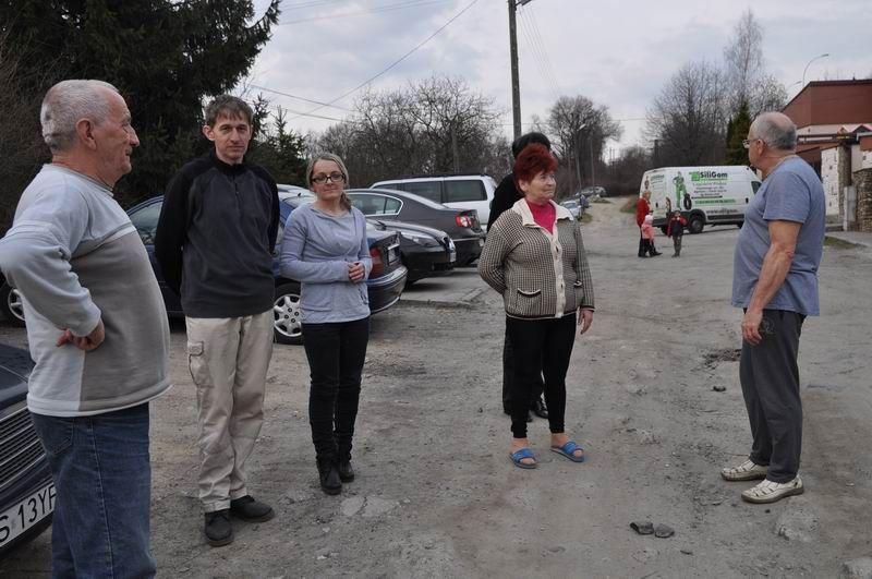 Toniemy w błocie i kurzu 