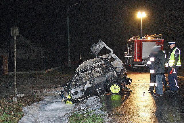 Tragiczny wypadek. Auto stanęło w płomieniach. Pasażera nie udało się uratować