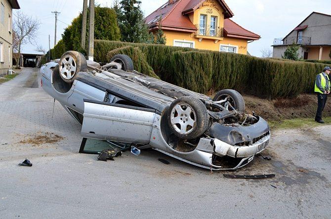 Audi uderzyło w betonowy przepust i dachowało