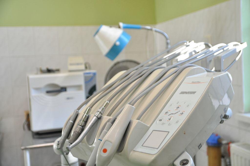 Radny pyta, jak funkcjonują gabinety dentystyczne w szkołach